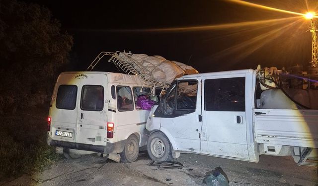 Kamyonet ile minibüs çarpıştı: 7 yaralı