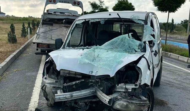Kontrolden çıkan hafif ticari araç devrildi