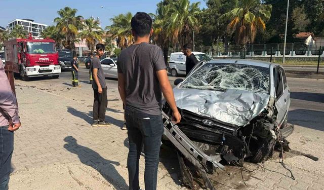 Kontrolden çıkan otomobil refüjdeki bariyerlere çarptı