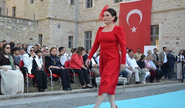 "Sinop Kırmızısı" defilesi büyük beğeni topladı