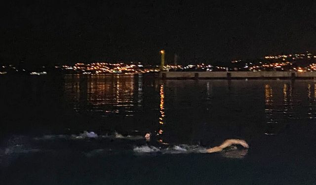 Sinop'ta akşam denize girip serinlediler