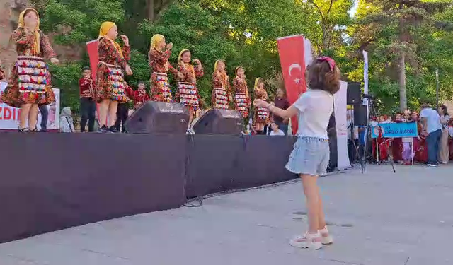 Minik Defne Halk Oyunları Şenliği'ne damga vurdu