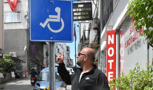 Levhaya çarpıp yaralanan vatandaş tepki gösterdi!