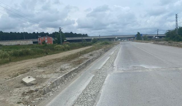 Sinop'ta çakıl kaplı yol kazaya davetiye çıkarıyor