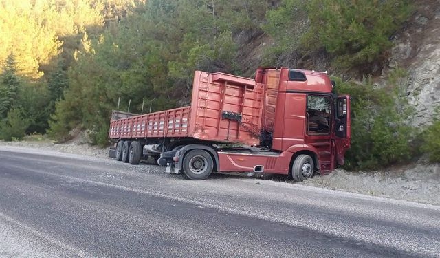 Virajı alamayan tır yol kenarına kaydı