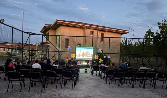 Sinop Çocuk Evleri sakinlerinin açık hava sineması keyfi