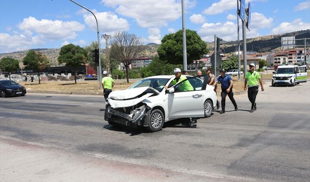 Beton mikseri ile çarpışan otomobildeki 5 kişi yaralandı