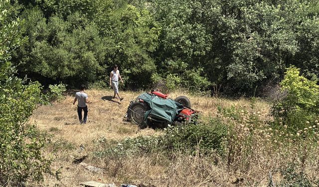 Devrilen traktörden atlayan sürücü yaralandı