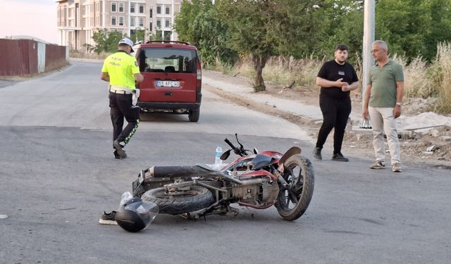 Hafif ticari araçla çarpışan motosikletteki 2 kişi yaralandı