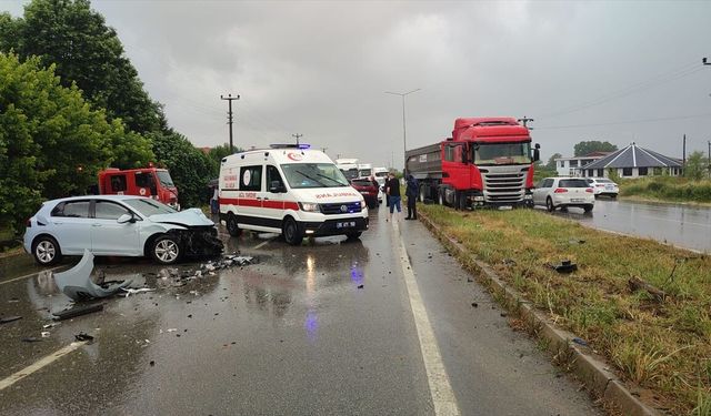 İki otomobilin çarpıştığı kazada 2'si ağır 4 kişi yaralandı