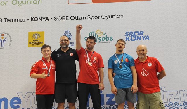 Özel gereksinimli sporcu yüzmede 4 madalya kazandı