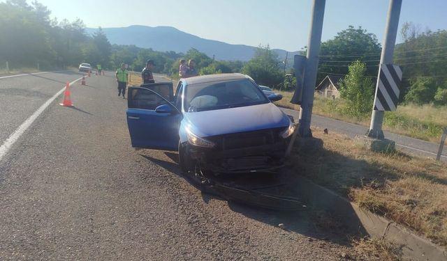 Refüje çarpan otomobildeki 4 kişi yaralandı
