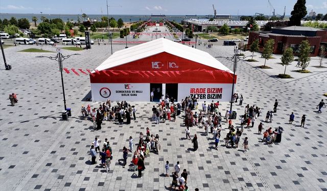 Şehit yakınları ve öğrenciler 15 Temmuz Anma Çadırı'nda