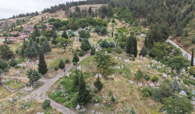 Tokat Belediyesi'nden mezarlıklarda temizlik çalışması
