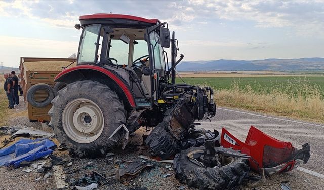 Traktör ile hafif ticari araç çarpıştı: 3 ölü, 3 yaralı