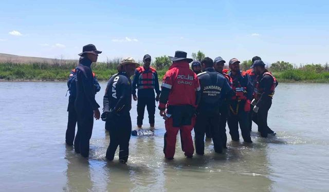 Çaya düşen küçük çocuğun cansız bedenine ulaşıldı