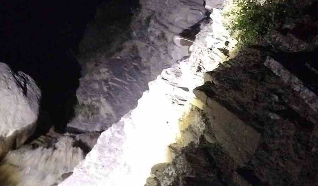 Kayalıklarda mahsur kalan şahıs için operasyon başlatıldı