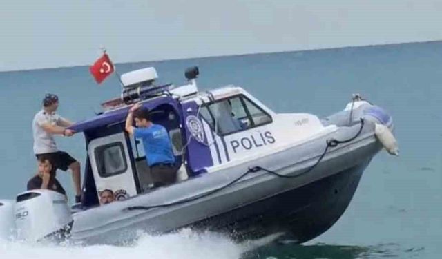 Mahsur kalan yüzücüyü deniz polisi kurtardı