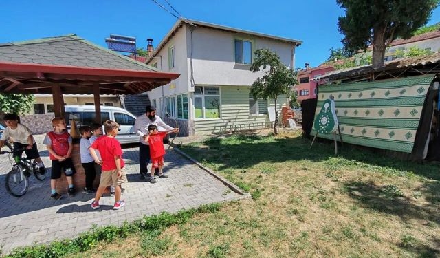 Minik kursiyerler Kur'an kursunda eğlenerek öğreniyor