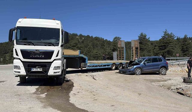 Otomobil ile tır çarpıştı: 4 yaralı