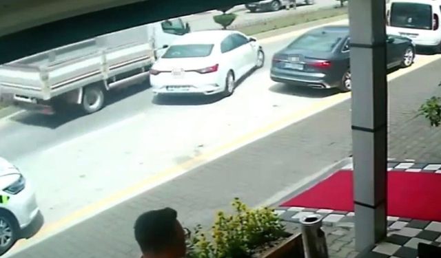 Park yerinden çıkan otomobile kamyon çarptı