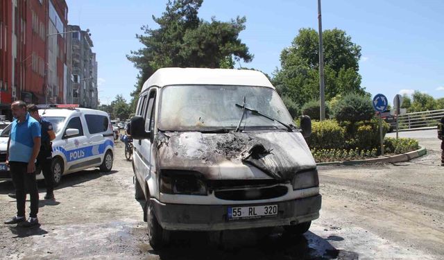 Seyir halindeki minibüs yandı