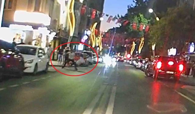 Taşkınlık yapan alkollü şahsı tek yumrukla yere serdi