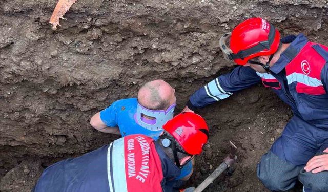 Toprak altında kalan işçiyi itfaiye ekipleri kurtardı