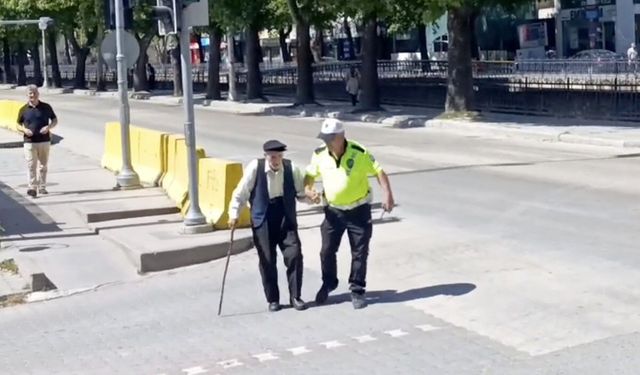 Trafik polisinin yaşlı adama davranışı yürekleri ısıttı