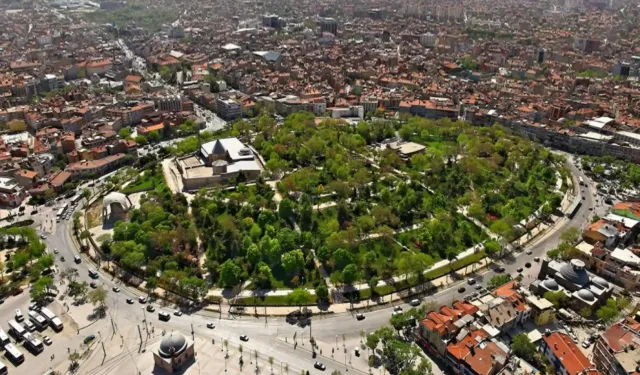 Türbesinin Kapısı Kilitli, Dört Yanı Açık: Mizahın Yedi Asırlık Adresi