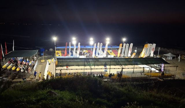 Sinop'ta plaj voleybolu heyecanı geceye kadar sürdü