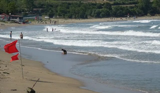 Uyarılara rağmen tehlikeli sularda denize girdiler
