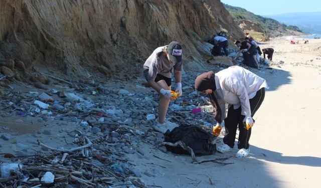 Sinop’ta gençlerden Sarıkum Sahilinde çevre temizliği