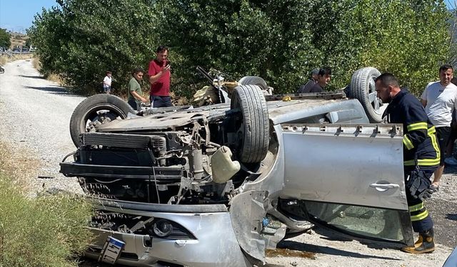Devrilen otomobildeki 6 kişi yaralandı