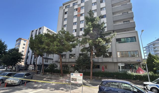 Duvardan düşen beton parçaları nedeniyle yol trafiğe kapatıldı
