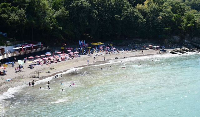 Düzce'de sıcak havadan bunalanlar denize koştu
