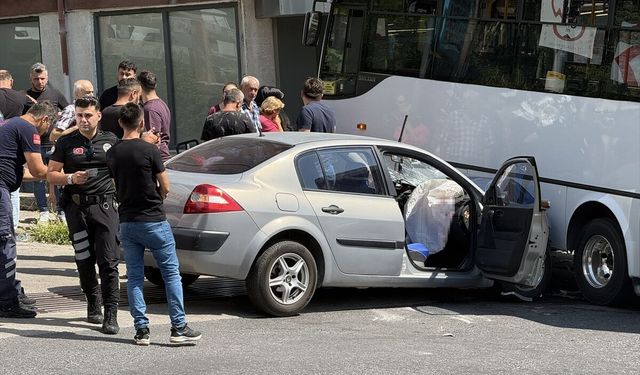 Halk otobüsü ile otomobil çarpıştı: 7 yaralı