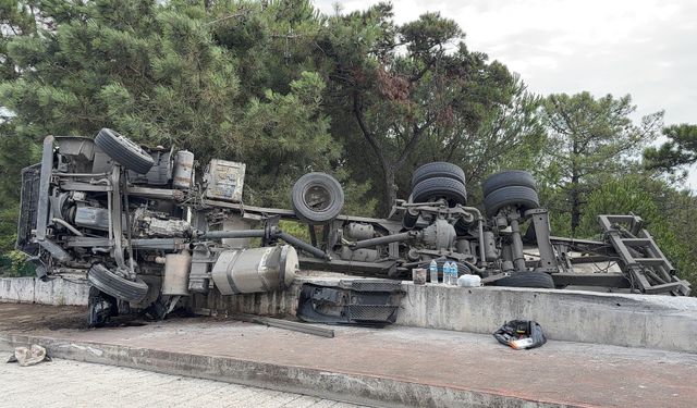 İstinat duvarına çarpan kamyon devrildi