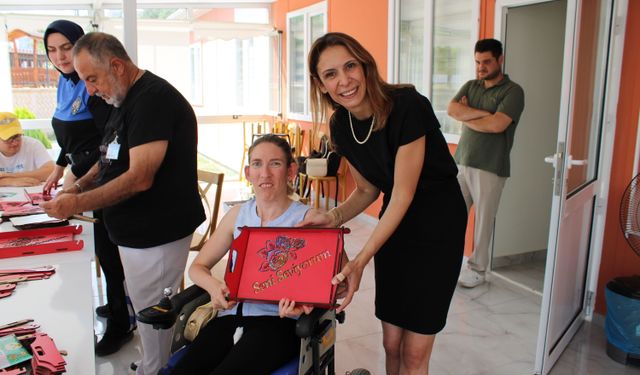 Özel bireyler için ahşap tepsi boyama etkinliği