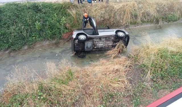 Su kanalına düşen otomobilin sürücüsü yaralandı