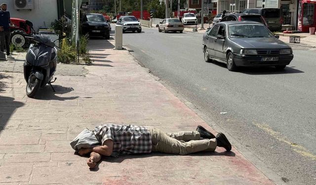 Alkollü kişi ekiplere 'Ben mevtayım' diyerek direndi