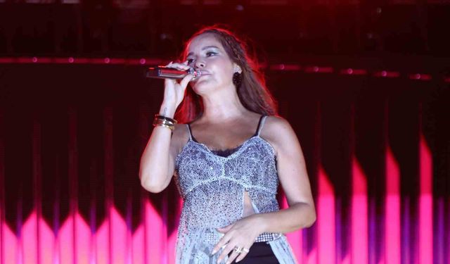 Edis ve Bengü 40 bin kişiye unutulmaz bir konser yaşattı