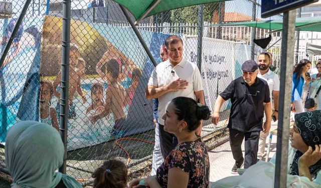 Havuzla tanışan çocukların sevincine Başkan Tugay ortak oldu
