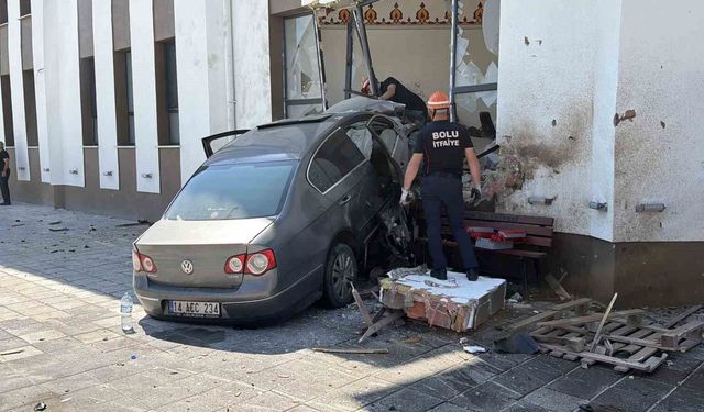 Otomobil caminin imam odasına daldı