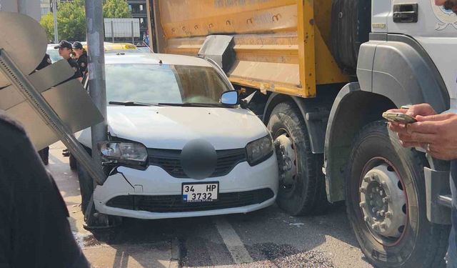 Otomobil direk ile kamyon arasında sıkıştı: 1 yaralı