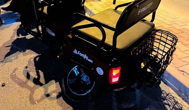 Otomobil ile üç tekerlekli motosiklet çarpıştı