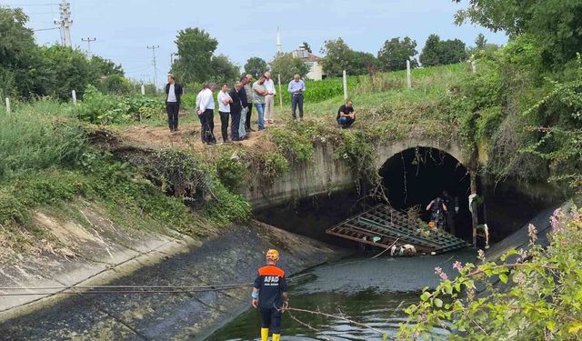 Otomobil sulama kanalına düştü: 1 kayıp, 1 yaralı