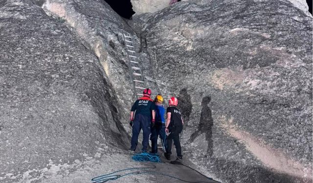 Peribacasında mahsur kalan turisti AFAD kurtardı
