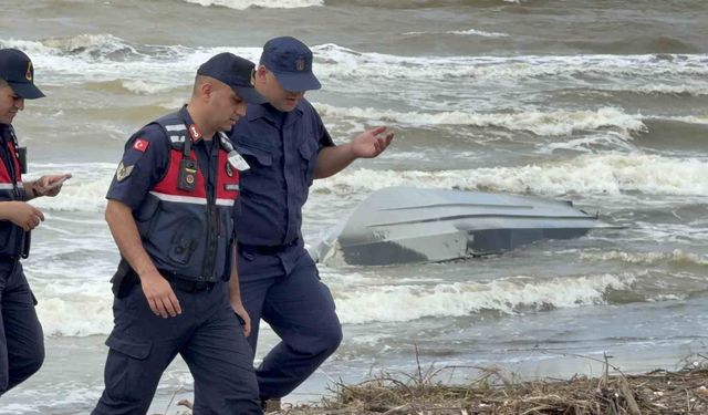 Sahile vurmuş insansız deniz aracı bulundu