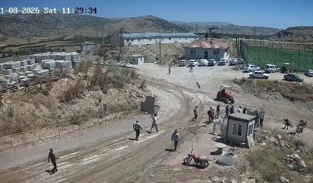 Traktörü hasımlarının üstüne sürdü